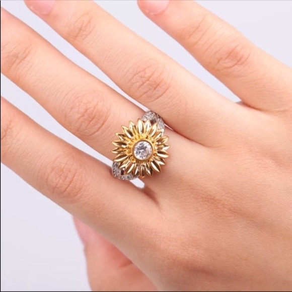 New Women’s 925 Silver Gold Plated Round Flower Ring - Picture 5 of 5